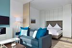 Wohn/ Essbereich mit Couch und Tisch - Aparthotel Anna Düne 2-29 - Top-Hundeurlaub