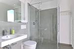 Badezimmer mit Dusche, WC und Waschtisch - Aparthotel Anna Düne 2-29 - Top-Hundeurlaub