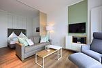 Wohn/ Essbereich mit Couch und Fernseher - Aparthotel Anna Düne 2-32 - Top-Hundeurlaub