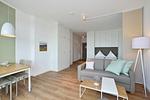 Wohn/ Essbereich mit Couch und Esstisch - Aparthotel Anna Düne 2-32 - Top-Hundeurlaub