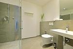 Badezimmer mit Dusche, WC und Waschtisch - Aparthotel Anna Düne 2-32 - Top-Hundeurlaub