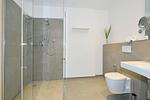 Badezimmer mit Dusche, WC und Waschtisch - Aparthotel Anna Düne 2-32 - Top-Hundeurlaub