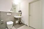 Badezimmer mit WC und Waschtisch - Aparthotel Anna Düne 2-32 - Top-Hundeurlaub