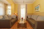 Wohn-Essbereich mit Couch - Dünenschloss 1-16 - Top-Hundeurlaub