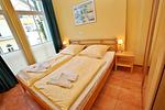 Schlafzimmer mit Doppelbett - Dünenschloss 1-16 - Top-Hundeurlaub