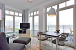 Wohn/ Essbereich mit Esstisch, Sessel und Fernseher - Aparthotel Anna Düne 2-33 - Top-Hundeurlaub
