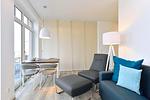 Wohn/ Essbereich mit Sessel und Esstisch - Aparthotel Anna Düne 2-33 - Top-Hundeurlaub