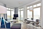 Wohn/ Essbereich mit Esstisch und Fernseher - Aparthotel Anna Düne 2-33 - Top-Hundeurlaub