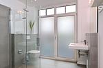 Badezimmer mit Dusche, WC und Waschtisch - Aparthotel Anna Düne 2-33 - Top-Hundeurlaub