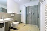 Badezimmer mit Dusche, WC und Waschtisch - Aparthotel Anna Düne 2-35 - Top-Hundeurlaub