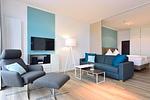 Wohn/ Essbereich mit Couch, Sessel und Fernseher - Aparthotel Anna Düne 2-36 - Top-Hundeurlaub