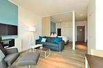 Wohn/ Essbereich mit Couch, Sessel und Fernseher - Aparthotel Anna Düne 2-36 - Top-Hundeurlaub
