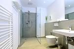 Badezimmer mit Dusche, WC und Waschtisch - Aparthotel Anna Düne 2-36 - Top-Hundeurlaub