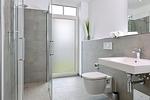 Badezimmer mit Dusche, WC und Waschtisch - Aparthotel Anna Düne 2-38 - Top-Hundeurlaub