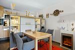 Wohnbereich mit Esstisch und Kamin - Resort Deichgraf 31-07 - Top-Hundeurlaub