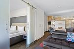 Wohnbereich mit Blick ins Schlafzimmer - Resort Deichgraf 31-07 - Top-Hundeurlaub