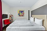 Schlafzimmer mit Doppelbett und TV - Resort Deichgraf 31-07 - Top-Hundeurlaub