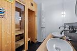 Badezimmer mit Waschtisch, Spiegel und Sauna - Resort Deichgraf 31-07 - Top-Hundeurlaub
