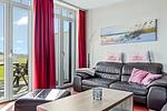 Wohnbereich mit Zugang zum Balkon - Resort Deichgraf 27-21 - Top-Hundeurlaub