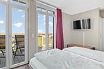Schlafzimmer mit Zugang zum Balkon - Resort Deichgraf 27-21 - Top-Hundeurlaub