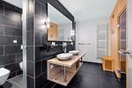 Badezimmer mit WC, Waschtisch und Spiegel - Resort Deichgraf 27-21 - Top-Hundeurlaub