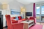 Wohnbereich mit Zugang zum Balkon - Resort Deichgraf 31-13 - Top-Hundeurlaub