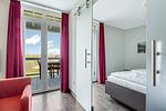 Schlafzimmer mit Ausblick - Resort Deichgraf 31-13 - Top-Hundeurlaub