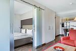 Wohnzimmer mit Kleiderschrank und Zugang Schlafzimmer - Resort Deichgraf 31-13 - Top-Hundeurlaub