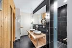 Badezimmer mit Waschtisch und Dusche - Resort Deichgraf 31-13 - Top-Hundeurlaub