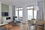 Wohn/ Essbereich mit Esstisch, Sessel und Fernseher - Aparthotel Anna Düne 1-23 - Top-Hundeurlaub