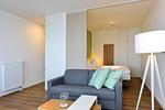 Wohn/ Essbereich mit Couch - Aparthotel Anna Düne 1-23 - Top-Hundeurlaub