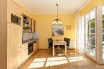 Wohn-Essbereich mit Küchenzeile und Esstisch - Apartmenthaus Atlantik 006 - Top-Hundeurlaub