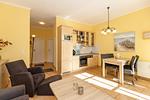Wohn-Essbereich mit Couch und Esstisch - Apartmenthaus Atlantik 006 - Top-Hundeurlaub