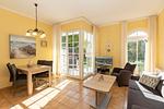 Wohn-Essbereich mit Couch und Esstisch - Apartmenthaus Atlantik 006 - Top-Hundeurlaub