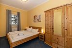 Schlafzimmer mit Doppelbett - Apartmenthaus Atlantik 006 - Top-Hundeurlaub