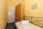 Schlafzimmer mit Einzelbett - Apartmenthaus Atlantik 006 - Top-Hundeurlaub