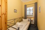 Schlafzimmer mit Einzelbett - Apartmenthaus Atlantik 006 - Top-Hundeurlaub