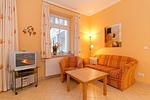 Wohn-Essbereich mit Couch - Dünenschloss 1-30 - Top-Hundeurlaub