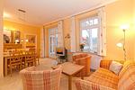 Wohn-Essbereich mit Couch - Dünenschloss 1-30 - Top-Hundeurlaub