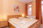 Schlafzimmer mit Doppelbett - Dünenschloss 1-30 - Top-Hundeurlaub