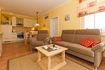 Wohn-Essbereich mit Couch - Dünenschloss 1-32 - Top-Hundeurlaub