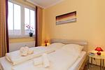 Schlafzimmer mit Doppelbett - Dünenschloss 1-33 - Top-Hundeurlaub
