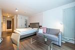 Wohn-Schlafbereich mit Couch - Apartmentvilla Anna See 1-01 - Top-Hundeurlaub