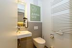 Badezimmer mit WC, Waschtisch und Spiegel - Apartmentvilla Anna See 1-01 - Top-Hundeurlaub