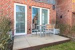 Terrasse mit Tisch und Sitzgelegenheit - Apartmentvilla Anna See 1-01 - Top-Hundeurlaub