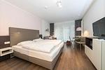 Schlafzimmer mit Doppelbett - Apartmentvilla Anna See 1-05 - Top-Hundeurlaub