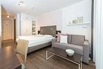 Wohn-Schlafbereich mit Couch - Apartmentvilla Anna See 1-05 - Top-Hundeurlaub