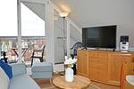 Wohnbereich mit Flatscreen TV und Zugang zum Balkon - Meeresblick 506 - Top-Hundeurlaub