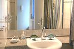 Badezimmer mit Waschtisch und Spiegel - Meeresblick 506 - Top-Hundeurlaub