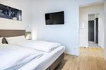 Schlafzimmer mit Doppelbett und Flatscreen TV - gbmv0-01 - Großenbrode - Krusespeicher 4-55 - Top-Hundeurlaub